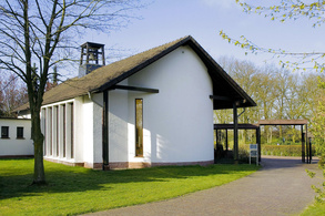 Willehad-Kirche Wahnbek vom Friedhof aus (Foto: Joachim Delfs)