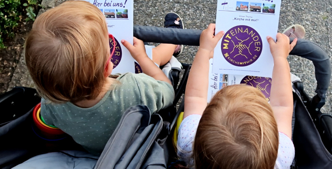 junge Leser*innen des Gemeindebriefs (Foto: Silke Lorenz)